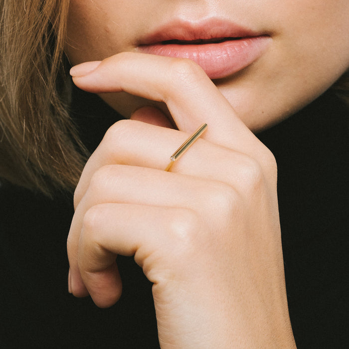 La bague Tubular en or Fairmined et diamants de laboratoire portées par Victoria Simon