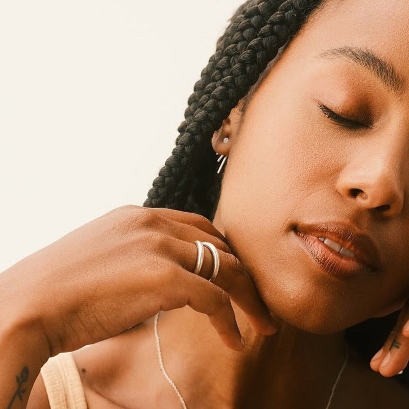 Claudia Silva Conceição porte la bague Infinity en argent créées par Aurore Havenne