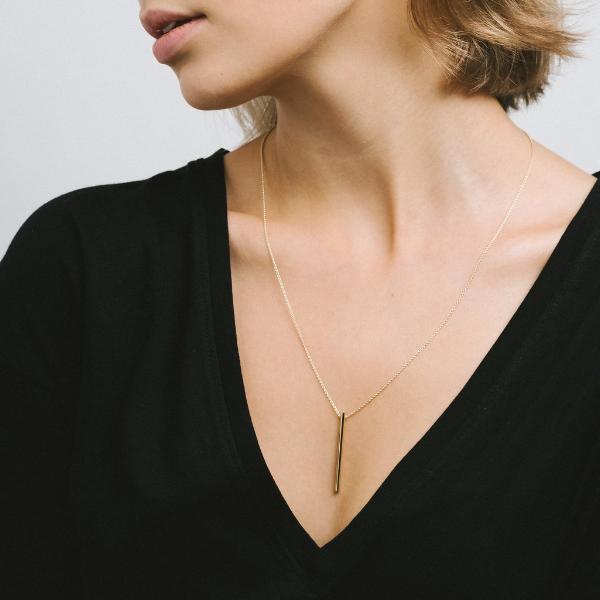 Collier Tubular éthique en or Fairmined et diamants de laboratoire porté par Victoria Simon