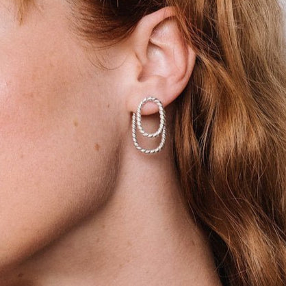 Boucles d'oreilles Apheleia Ombrée Twist portées par Lucie