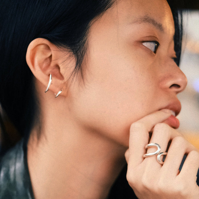 La boucle d'oreilles Gloria portée par la modèle Ophelie Him et photographiée par Guillaume Kayacan à Paris