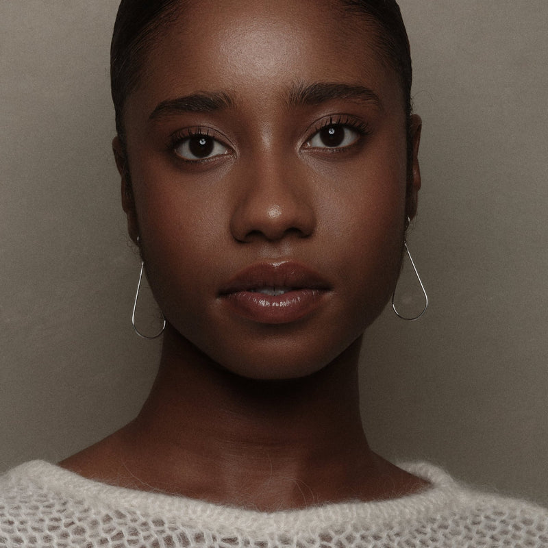 Boucles d'oreilles raindrops en argent, bijoux intemporels de la créatrice Aurore Havenne