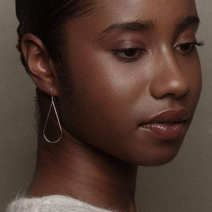 Boucles d'oreilles raindrops en argent, bijoux intemporels de la créatrice Aurore Havenne