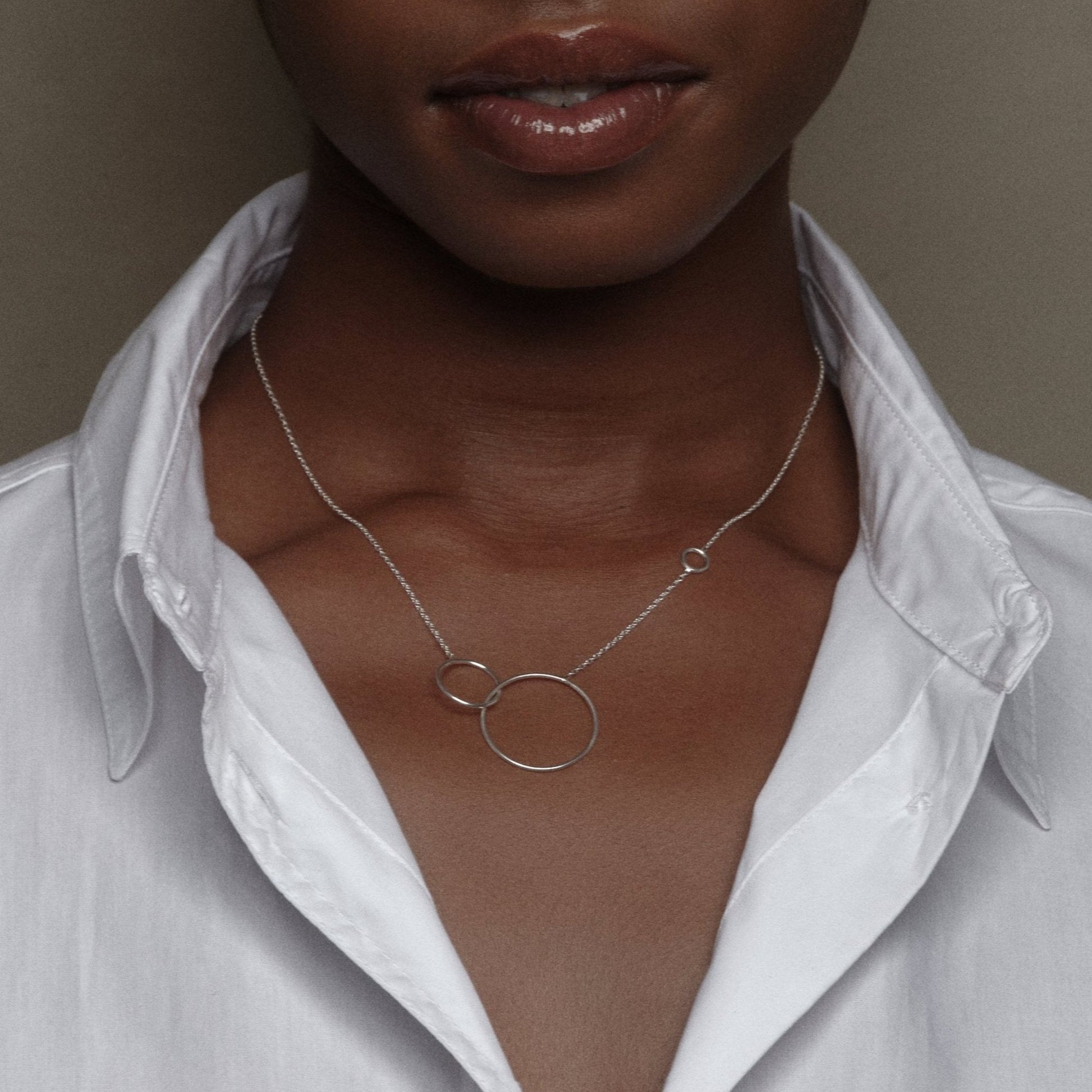 Collier Trinity en argent par la créatrice belge Aurore Havenne