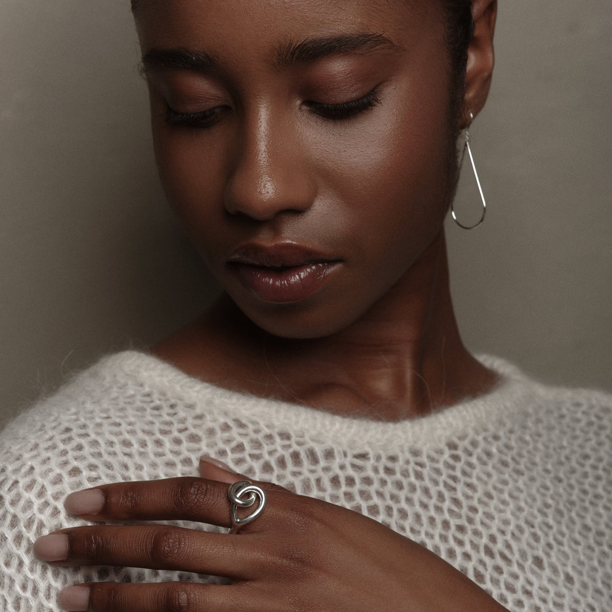 Bague et boucles d'oreilles en argent de la collection Raindrops par Aurore Havenne