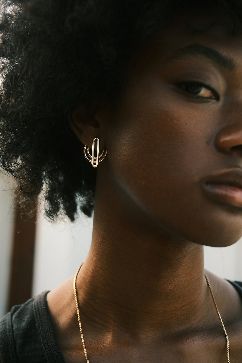 Evidence Stone porte les boucles d'oreilles Séléne par designer Aurore Havenne