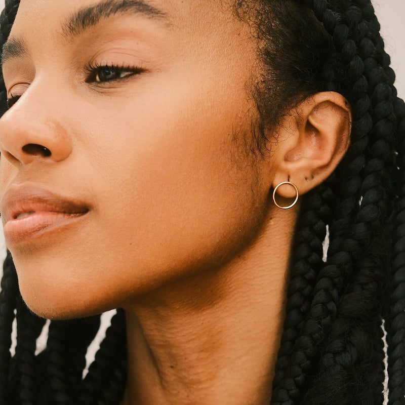 Claudie Silva Conceiçao porte les boucles d'oreilles Small Circle en argent plaqué or créées par Aurore Havenne