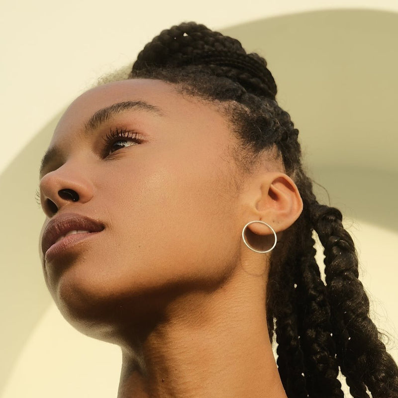 Claudia Silva Conceiçao porte les boucles d'oreilles Large Circle en argent par la créatrice Aurore Havenne