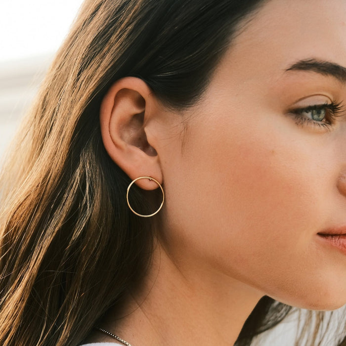 Valeria Rudenko porte les boucles d'oreilles Large Circle par la designer Aurore Havenne