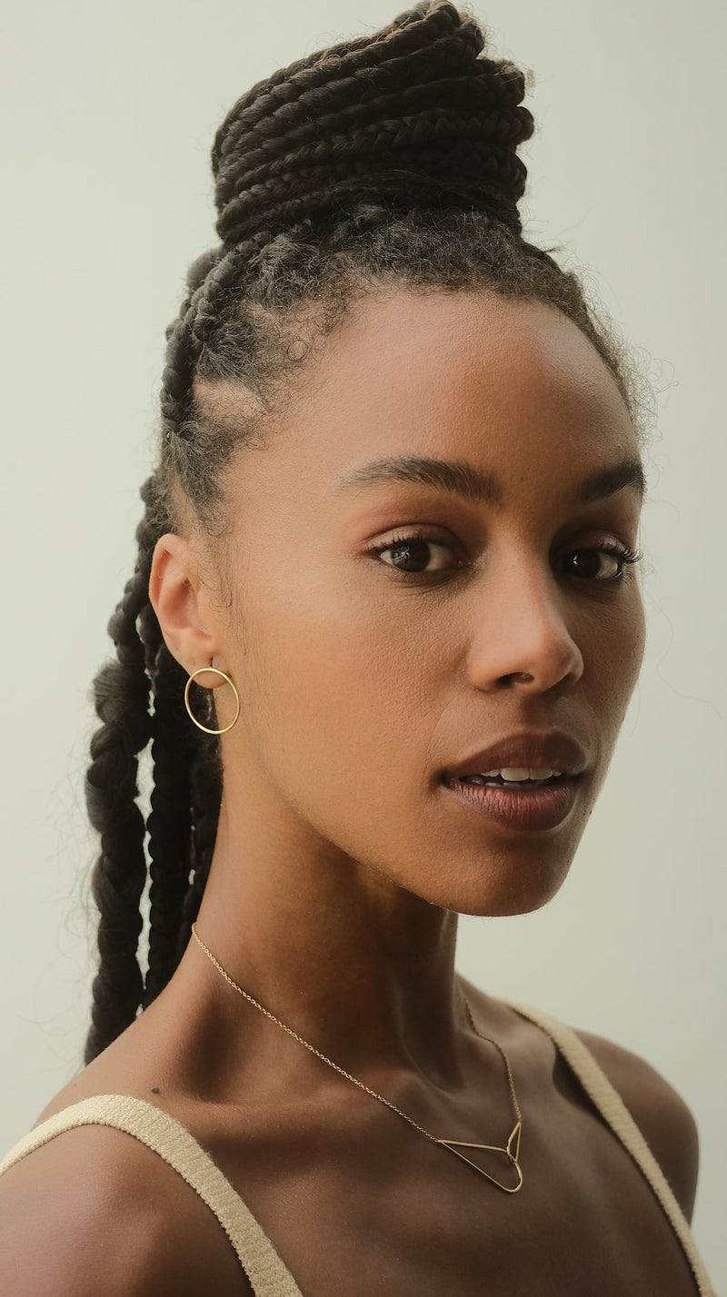 Claudia Silva Conceiçao porte les boucles d'oreilles Large Circle par la designer Aurore Havenne