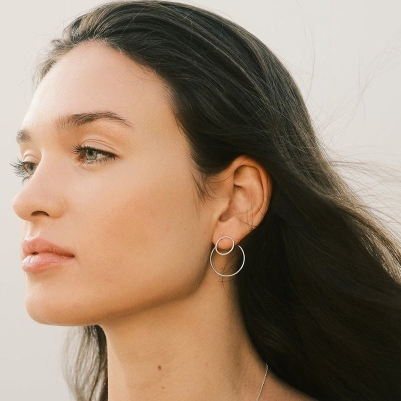 Valeria Rudenko porte les boucles d'oreilles Double Circle de la collection Lines par Aurore Havenne