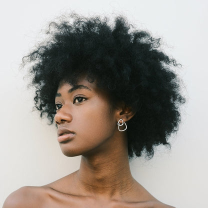 Evidence Stone porte les boucles d'oreilles Héméra Ombrée par la créatrice Aurore Havenne