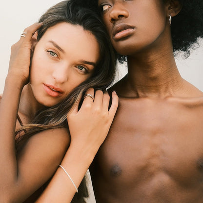 Valeria Rudenko porte le bracelet Twist en argent par la créatrice Aurore Havenne