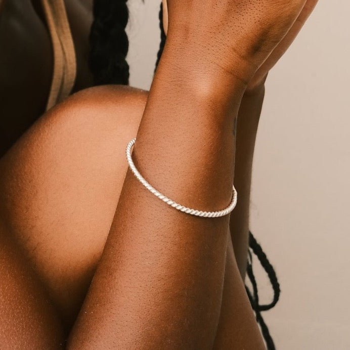 Claudia Silva Conceiçao porte le bracelet Twist en argent créées par Aurore Havenne