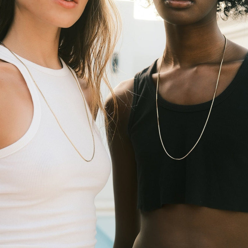 Valerie Rudenko et Evidence Stone portent le Sache necklace par designer Aurore Havenne