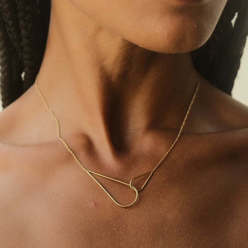 Claudia Silva Conceiçao porte le collier Raindrops en vermeil créées par Aurore Havenne