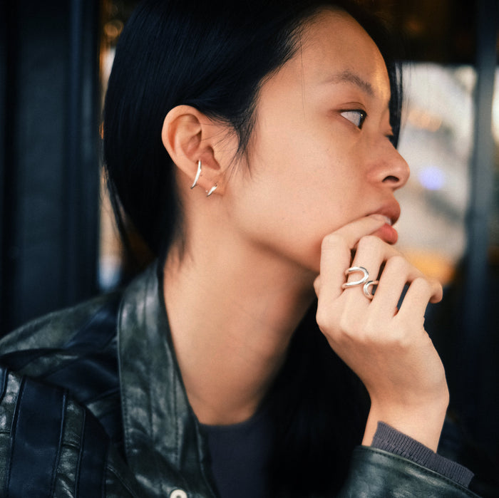 La boucle d'oreilles Gloria portée par la modèle Ophelie Him et photographiée par Guillaume Kayacan à Paris