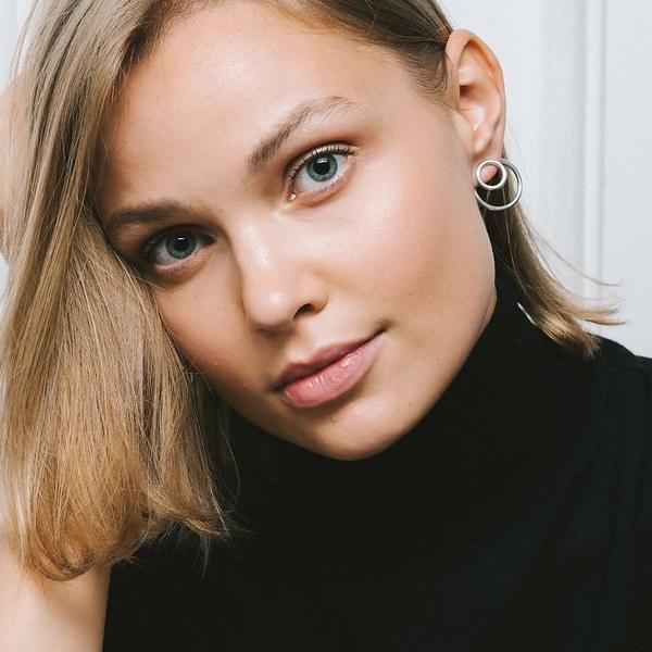 Boucles d'oreilles Calista ombrée portée par une modèle blonde pour un style minimaliste, par la marque Aurore Havenne