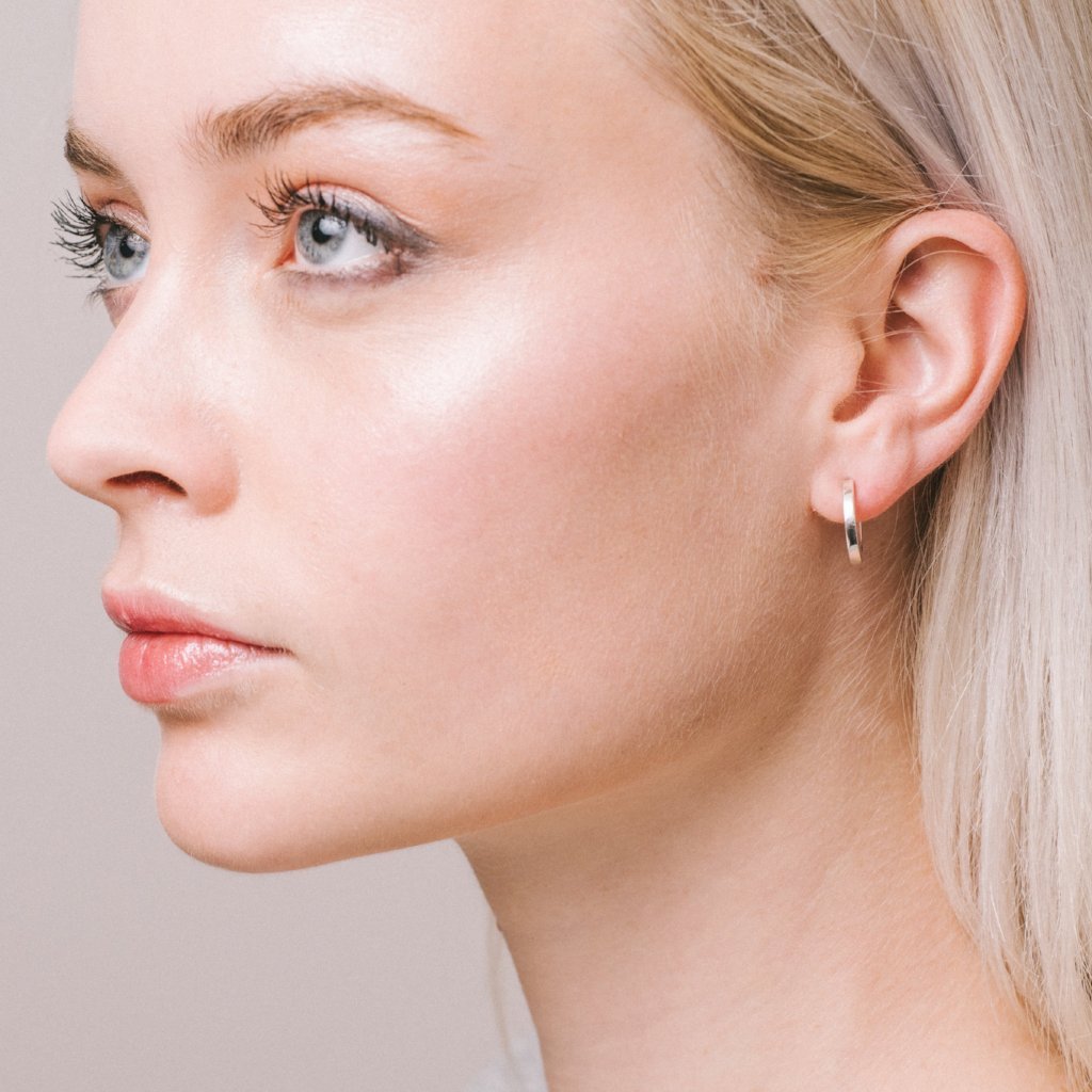 boucles d'oreilles en argent 2mm, discrètes et élégantes, bijou unisexe pour femme et homme