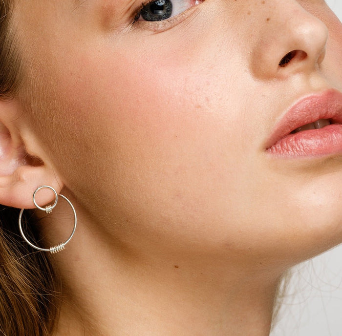 Boucles d'oreilles Floreana en argent, un style minimaliste