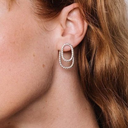 Boucles d'oreilles Apheleia Ombrée Twist portées par Lucie