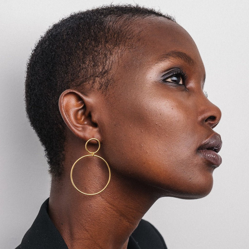 Les boucles d'oreilles minimalistes Calista Nue par la créatrice belge de bijoux Aurore Havenne