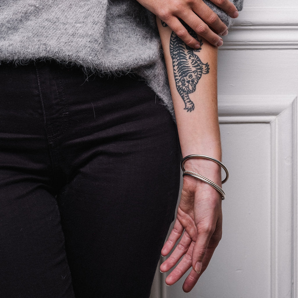 Jonc en argent twist de la créatrice Aurore Havenne, moderne et élégant bracelet