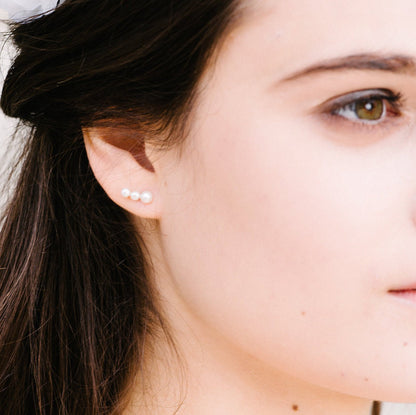 Petites boucles d'oreilles en argent avec 3 perles, la paire idéale pour les mariages