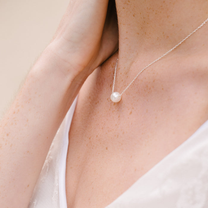 Collier de créateur belge avec perle, parfait pour les mariages 