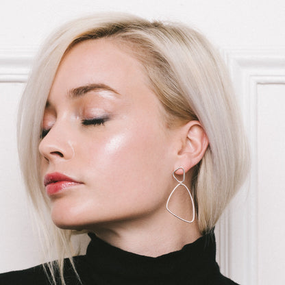 Boucles d'oreilles Héméra nue en argent, discrètes et modernes