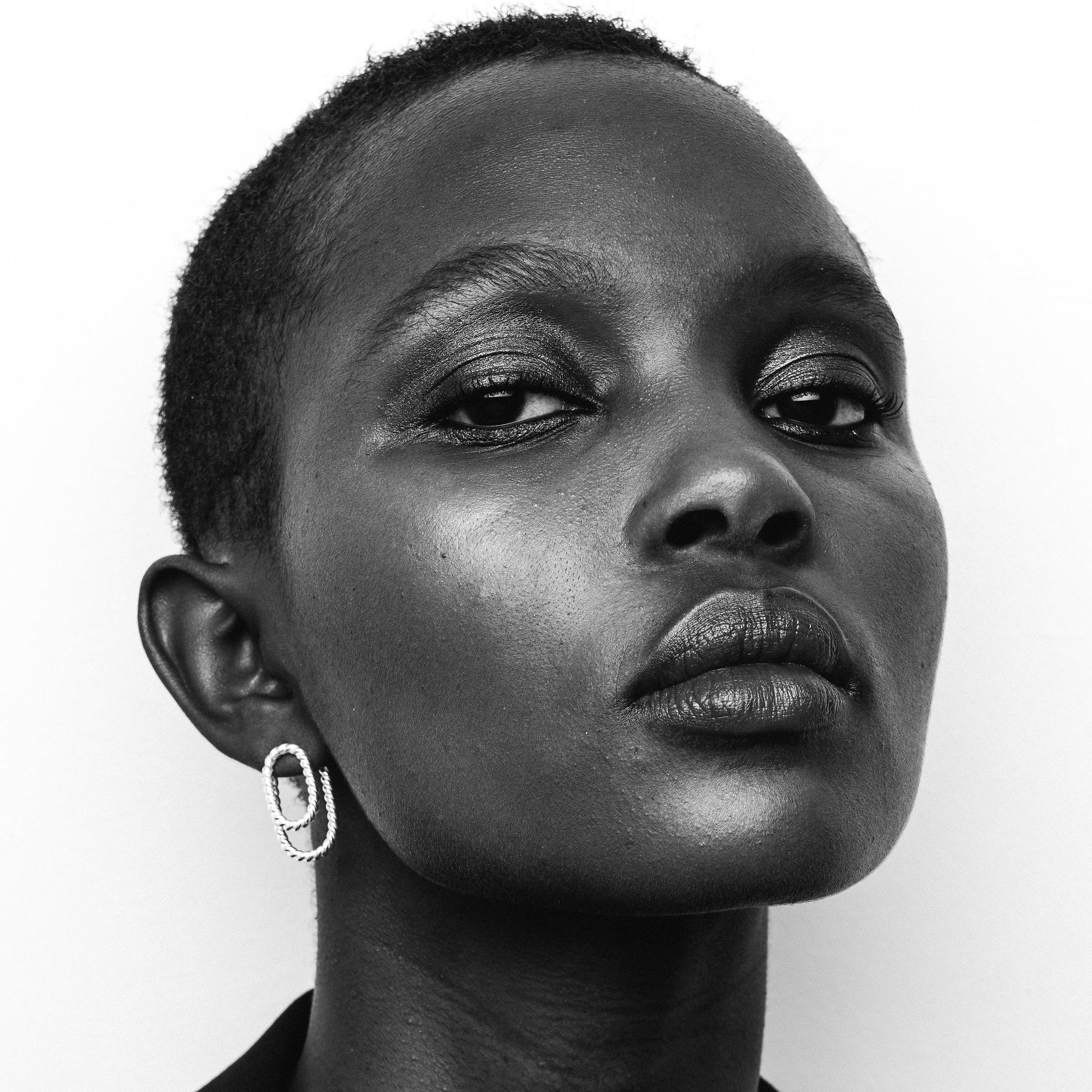 Boucles d'oreilles Apheleia Ombrée Twist en argent portées par Aliane Uwimana