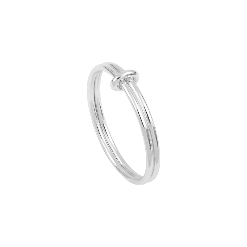The Billie 1mm ring is made of 925°°° silver and is composed of two very thin rings of 1mm diameter.