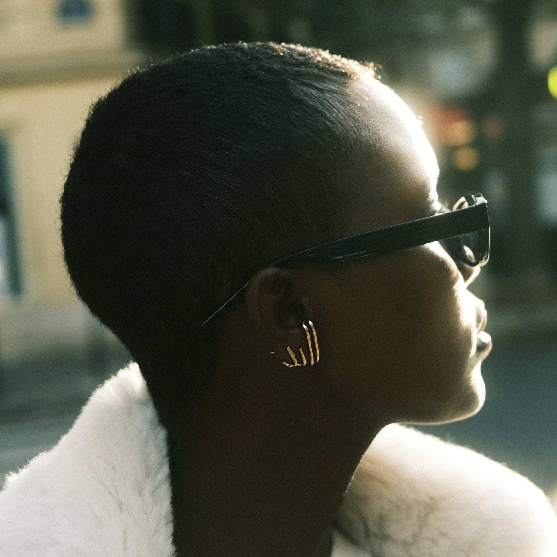 Les boucles d'oreilles non-genrées Jasper de la créatrice Aurore Havenne portées la top model Aliane Uwimana à Paris.