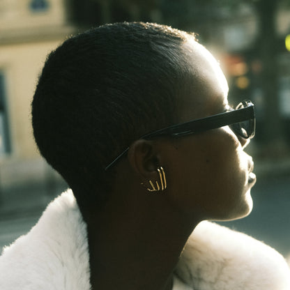 Les boucles d'oreilles non-genrées Jasper de la créatrice Aurore Havenne portées la top model Aliane Uwimana à Paris.