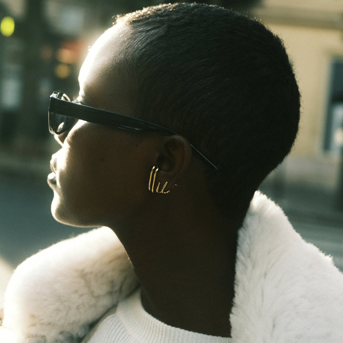 Les boucles d'oreilles Hécate portées par la modèle Aliane Uwimana à Paris, par la marque Aurore Havenne