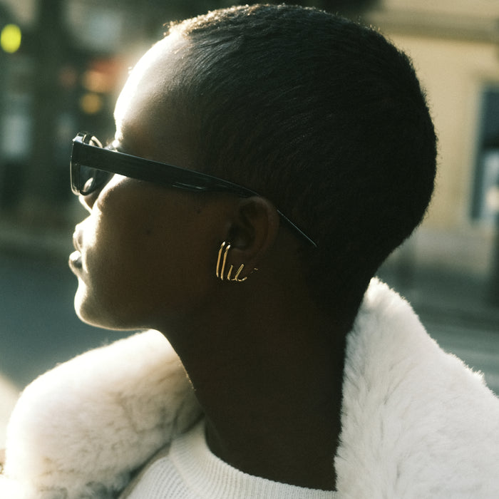 Gold-Plated Silver Hécate Earrings portées par la modèle Aliane Uwimana à Paris, par la marque Aurore Havenne