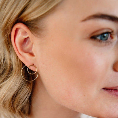 boucles d'oreilles double circle en argent plaqué or minimaliste et tendance, bijoux artisanaux et belges